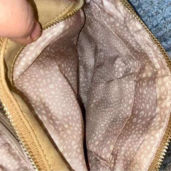 Elegant Tan Crossbody Bag - Picture 5 of 7